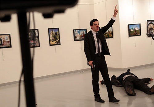El atacante junto al embajador ruso tendido en el suelo Asesinan al embajador ruso en Turquía con un disparo por la espalda